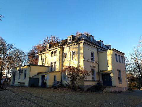 Das Hauptgebäude bei JMEM Hainichen